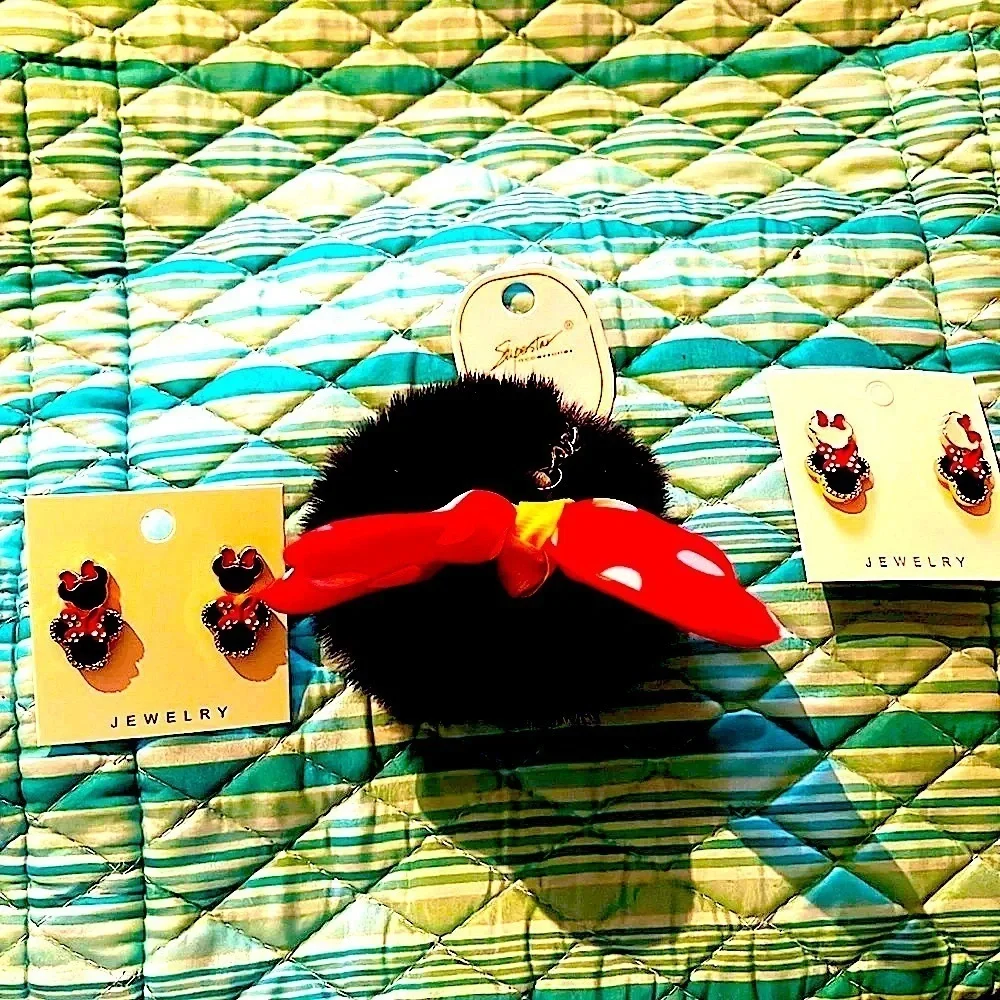 🆕 Minnie Mouse 4 Earrings and Keychain Bundle